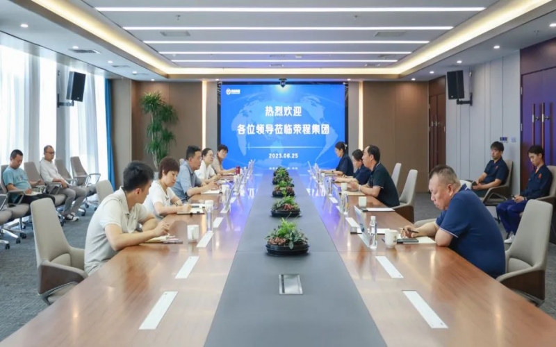 津南區(qū)副區(qū)長薛彤一行到訪榮程集團就企業(yè)生產(chǎn)運行、科技攻關等調(diào)研服務