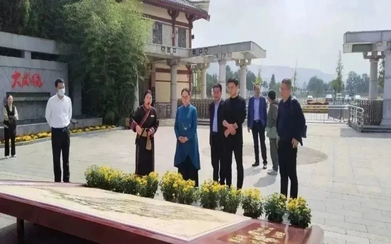 全國人大代表、中國民間商會副會長、全聯(lián)女企業(yè)家商會會長、天津榮程祥泰集團(tuán)董事會主席張榮華到靈寶市考察傳統(tǒng)文化保護(hù)傳承