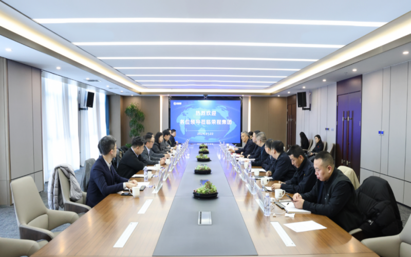 信德集團業(yè)務發(fā)展部總監(jiān)袁偉強、榮華控股企業(yè)集團執(zhí)行總裁郝曉嬋一行到榮程集團參觀座談