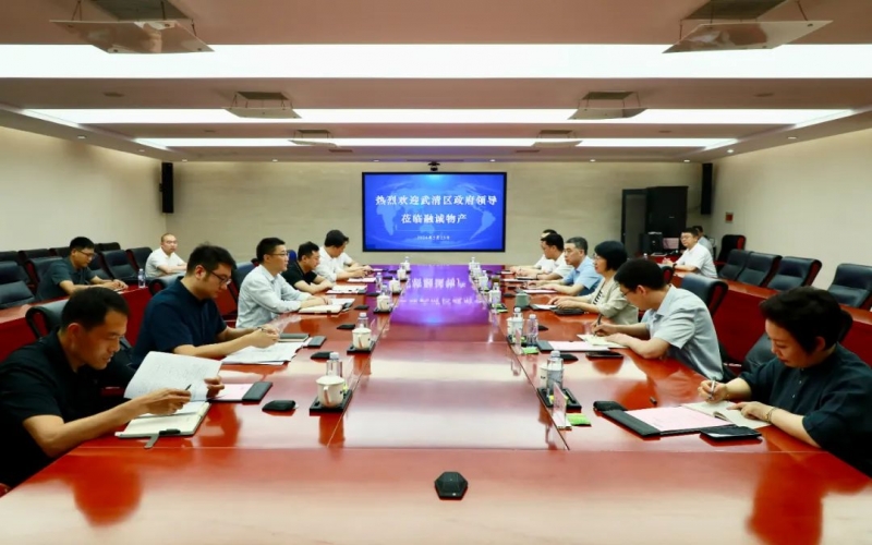 榮程集團(tuán)黨委書記、融誠物產(chǎn)總經(jīng)理張穎與武清區(qū)領(lǐng)導(dǎo)開展座談交流