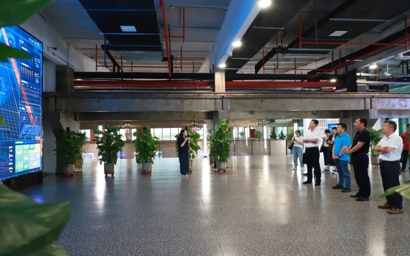 北辰區(qū)政協(xié)黨組成員、副主席李廣明一行到榮程集團參觀調研