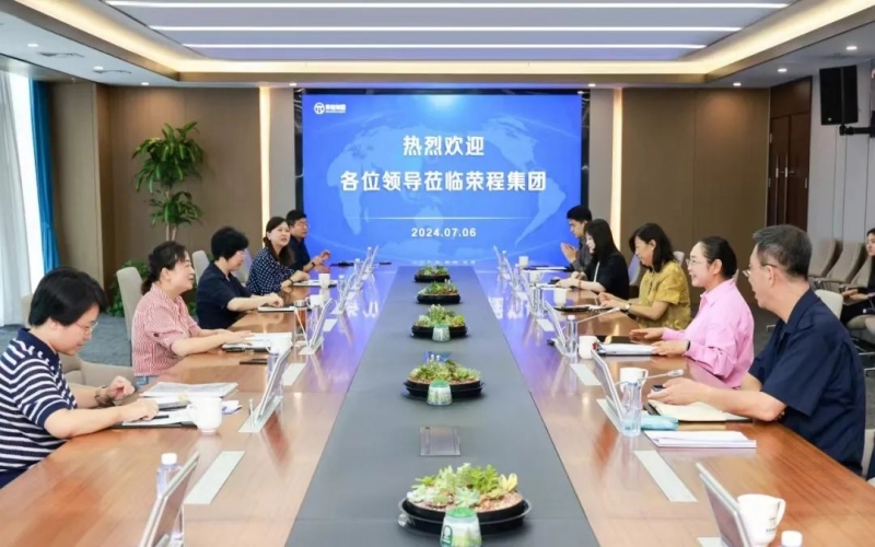 張榮華主席與銅仁市政協(xié)副主席、市工商聯(lián)主席劉鴻麗座談交流