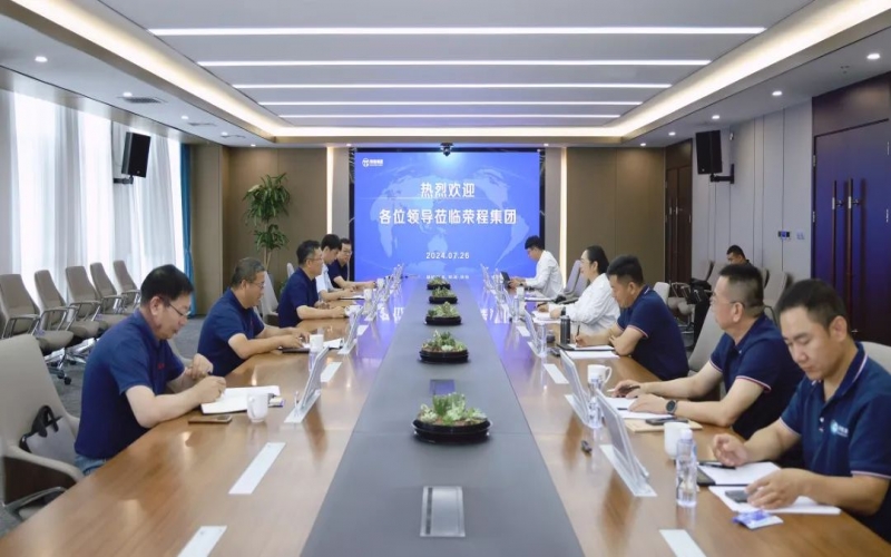 張榮華主席與北奔重型汽車(chē)集團(tuán)黨委書(shū)記、董事長(zhǎng)何清一行座談交流