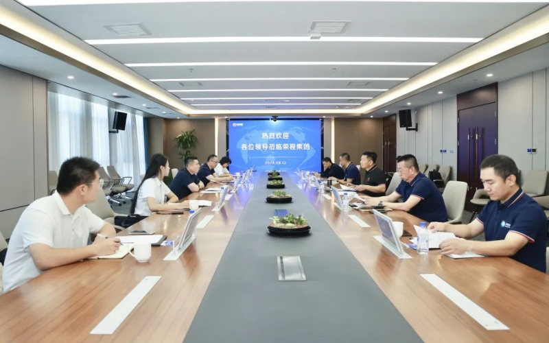 霍爾果斯經濟開發(fā)區(qū)黨工委委員、伊寧園區(qū)黨工委副書記、管委會主任潘熹一行到榮程集團座談交流