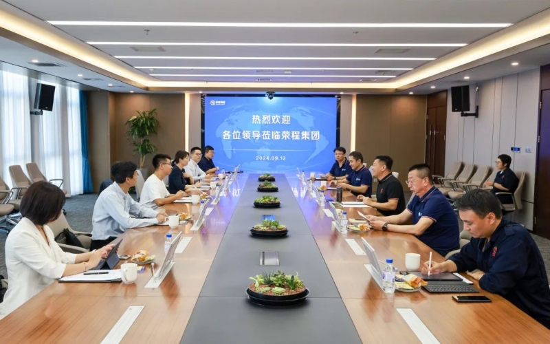 一汽解放新能源事業(yè)部黨委書記、總經理裴國權一行到榮程集團座談交流