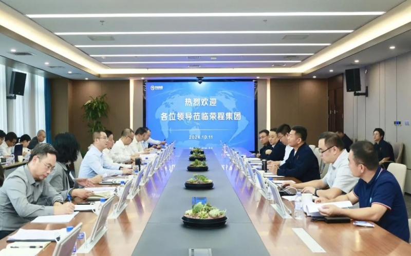 內(nèi)江市威遠(yuǎn)縣委書(shū)記蘭徐、內(nèi)江市經(jīng)濟(jì)合作局黨組書(shū)記王昌雄一行到榮程集團(tuán)考察交流