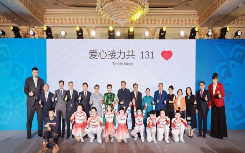 群星熠熠 為愛接力 融合慈善晚宴在津舉行  榮程集團董事會主席張榮華、總裁張君婷出席